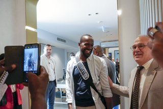 Libéré, le journaliste français Olivier Dubois, au centre, accueilli par l'ambassadeur de France au Niger Sylvain Itte, avant de rejoindre la France où il est attendu par le président Emmanuel Macron.